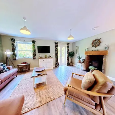 Baywatch And Baybreak - Two 3 Bedroom Nearby - Seaview To Baywatch - Part Of The The Bay Village With Pool, Gym And Direct Access, Pub, Restaurant, Tennis And Meadows Walks *