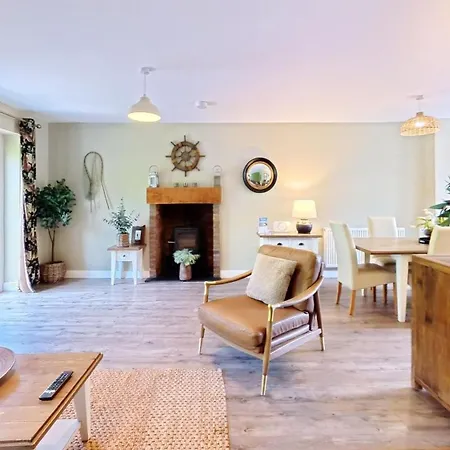 Baywatch And Baybreak - Two 3 Bedroom Nearby - Seaview To Baywatch - Part Of The The Bay Village With Pool, Gym And Direct Access, Pub, Restaurant, Tennis And Meadows Walks * Filey