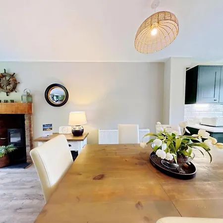 Сasa de vacaciones Baywatch And Baybreak - Two 3 Bedroom Nearby - Seaview To Baywatch - Part Of The The Bay Village With Pool, Gym And Direct Access, Pub, Restaurant, Tennis And Meadows Walks *