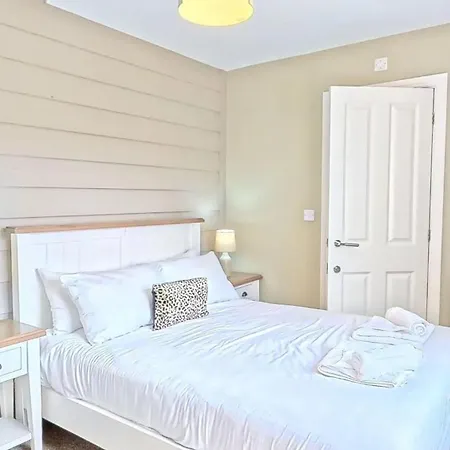Baywatch And Baybreak - Two 3 Bedroom Nearby - Seaview To Baywatch - Part Of The The Bay Village With Pool, Gym And Direct Access, Pub, Restaurant, Tennis And Meadows Walks Filey