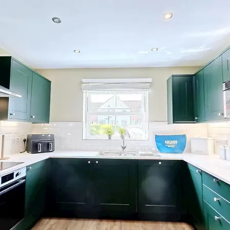 Baywatch And Baybreak - Two 3 Bedroom Nearby - Seaview To Baywatch - Part Of The The Bay Village With Pool, Gym And Direct Access, Pub, Restaurant, Tennis And Meadows Walks * Filey
