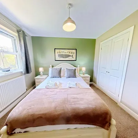 Baywatch And Baybreak - Two 3 Bedroom Nearby - Seaview To Baywatch - Part Of The The Bay Village With Pool, Gym And Direct Access, Pub, Restaurant, Tennis And Meadows Walks *