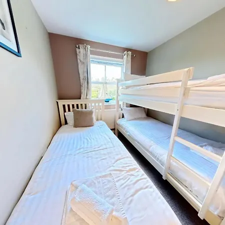 Baywatch And Baybreak - Two 3 Bedroom Nearby - Seaview To Baywatch - Part Of The The Bay Village With Pool, Gym And Direct Access, Pub, Restaurant, Tennis And Meadows Walks * Filey