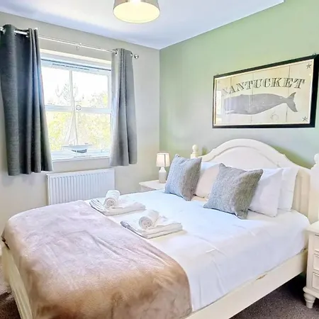 Baywatch And Baybreak - Two 3 Bedroom Nearby - Seaview To Baywatch - Part Of The The Bay Village With Pool, Gym And Direct Access, Pub, Restaurant, Tennis And Meadows Walks