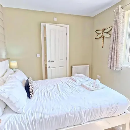 Baywatch And Baybreak - Two 3 Bedroom Nearby - Seaview To Baywatch - Part Of The The Bay Village With Pool, Gym And Direct Access, Pub, Restaurant, Tennis And Meadows Walks * Filey