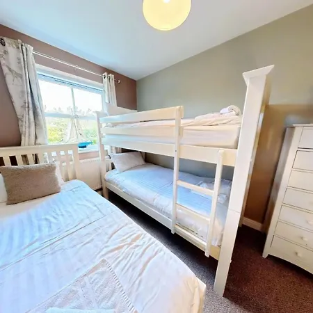 Сasa de vacaciones Baywatch And Baybreak - Two 3 Bedroom Nearby - Seaview To Baywatch - Part Of The The Bay Village With Pool, Gym And Direct Access, Pub, Restaurant, Tennis And Meadows Walks