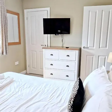 Baywatch And Baybreak - Two 3 Bedroom Nearby - Seaview To Baywatch - Part Of The The Bay Village With Pool, Gym And Direct Access, Pub, Restaurant, Tennis And Meadows Walks Filey
