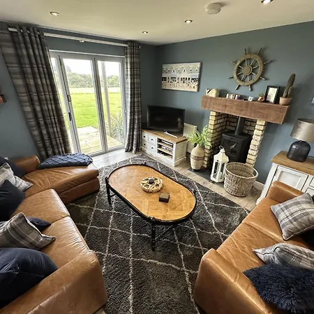 Baywatch And Baybreak - Two 3 Bedroom Cottages Nearby - Seaview To Baywatch - Part Of The The Bay Filey Holiday Village With Pool, Gym And Direct Beach Access, Pub, Restaurant, Tennis And Meadows Walks Holiday home *