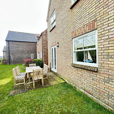 Holiday home Baywatch And Baybreak - Two 3 Bedroom Cottages Nearby - Seaview To Baywatch - Part Of The The Bay Filey Holiday Village With Pool, Gym And Direct Beach Access, Pub, Restaurant, Tennis And Meadows Walks *