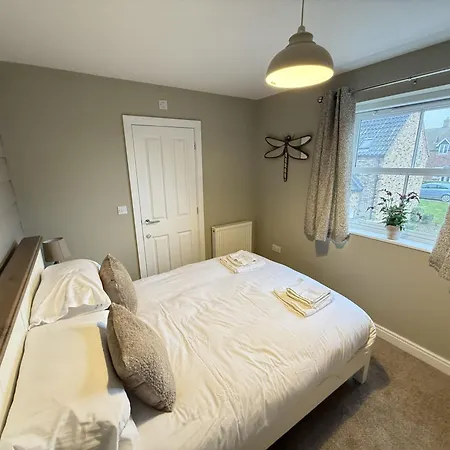 Baywatch And Baybreak - Two 3 Bedroom Cottages Nearby - Seaview To Baywatch - Part Of The The Bay Filey Holiday Village With Pool, Gym And Direct Beach Access, Pub, Restaurant, Tennis And Meadows Walks