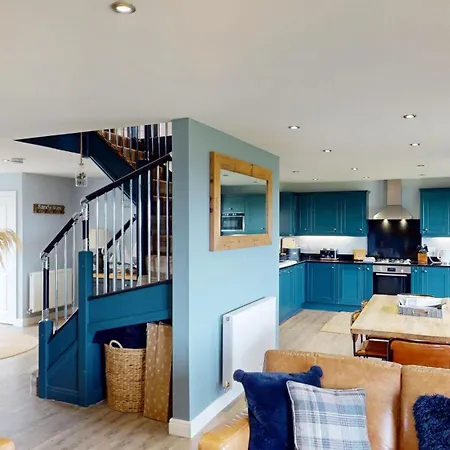 Baywatch And Baybreak - Two 3 Bedroom Cottages Nearby - Seaview To Baywatch - Part Of The The Bay Filey Holiday Village With Pool, Gym And Direct Beach Access, Pub, Restaurant, Tennis And Meadows Walks Holiday home *