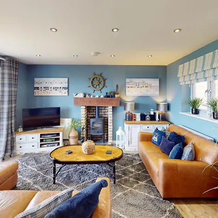 Baywatch And Baybreak - Two 3 Bedroom Cottages Nearby - Seaview To Baywatch - Part Of The The Bay Filey Holiday Village With Pool, Gym And Direct Beach Access, Pub, Restaurant, Tennis And Meadows Walks Holiday home Filey