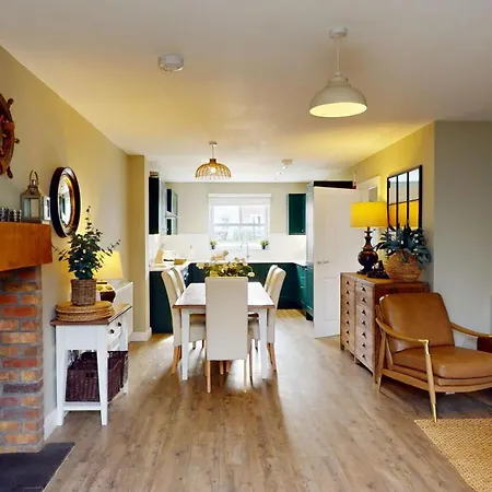 Baywatch And Baybreak - Two 3 Bedroom Cottages Nearby - Seaview To Baywatch - Part Of The The Bay Filey Holiday Village With Pool, Gym And Direct Beach Access, Pub, Restaurant, Tennis And Meadows Walks